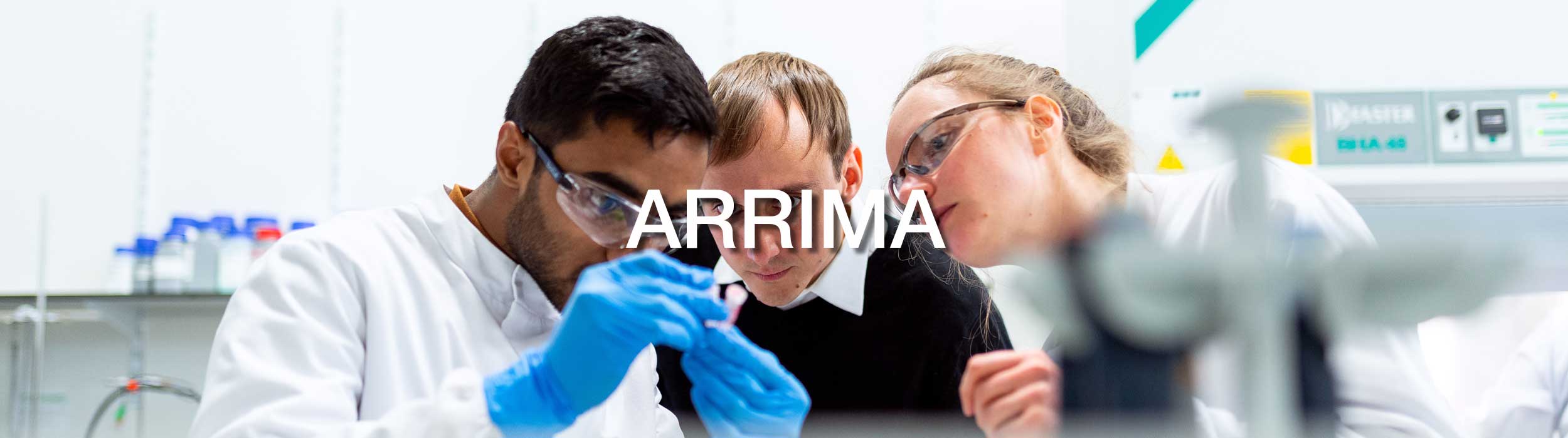 Des travailleurs étrangers dans un laboratoire du Québec qui ont utilisés le programme Arrima.