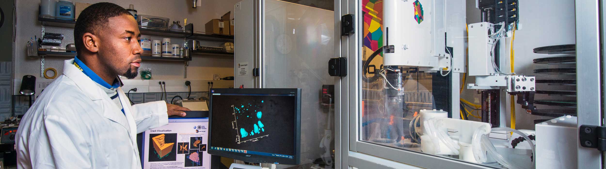 Un immigrants occupant un emploi technique dans un laboratoire de Montréal